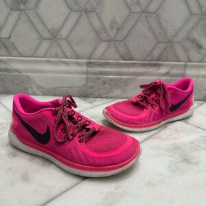 Size 7Y / 8.5 Women’s Nike Run Free 5.0 Bright Pink Sneaker Shoes